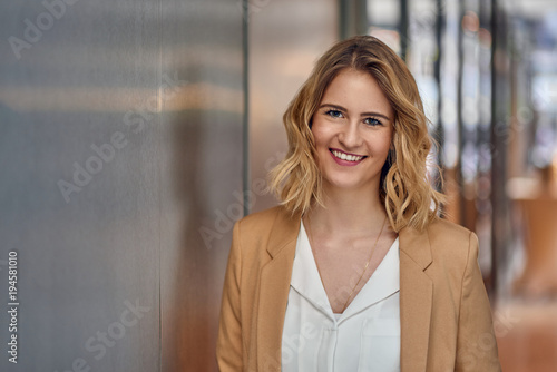 Bewerbungsfoto einer hübschen jungen Frau