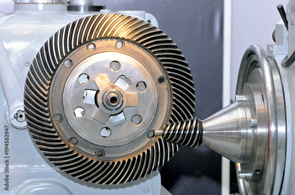 Industrial machine with a conical gear and a circular gear