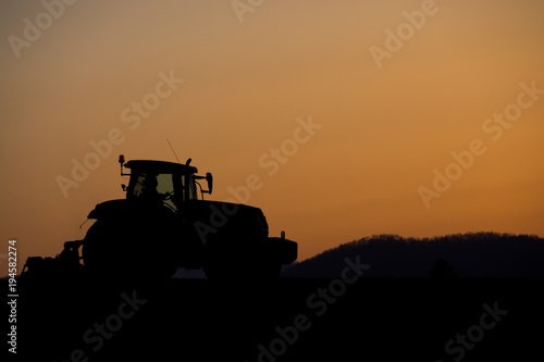 夕暮れの農作業 © kinpouge