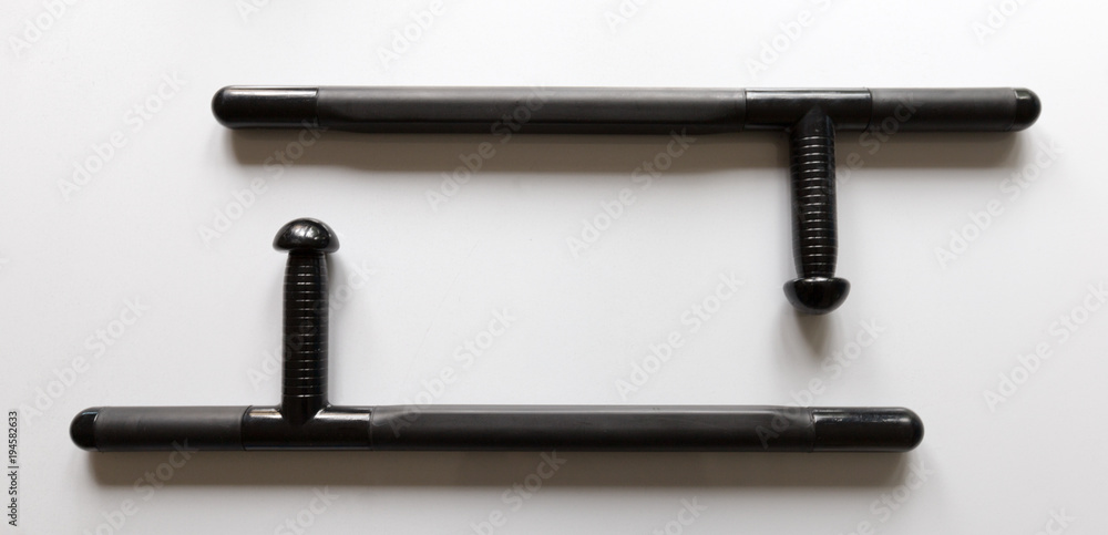 deux tonfas formant un encadrement deux tonfas formant un encadrement