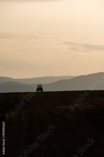 春の夕暮れの農作業 © kinpouge