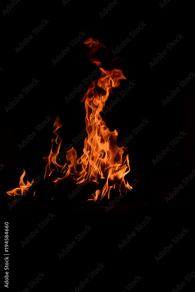 flammen im grill feuer dramatisch