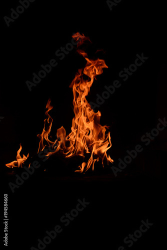 flammen im grill feuer dramatisch