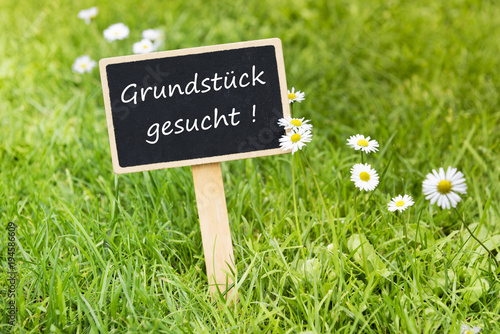 Schild - Grund stück gesucht  photo