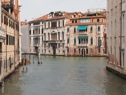 Blick auf Kanal und Häuser in Venedig