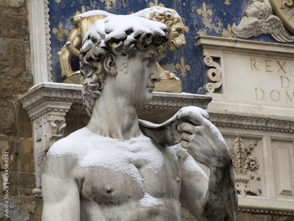 Italia, Toscana, Firenze sotto la neve. Copia del David di Michelangelo in piazza della signoria. Italia, Toscana, Firenze sotto la neve. Copia del David di Michelangelo in piazza della signoria.