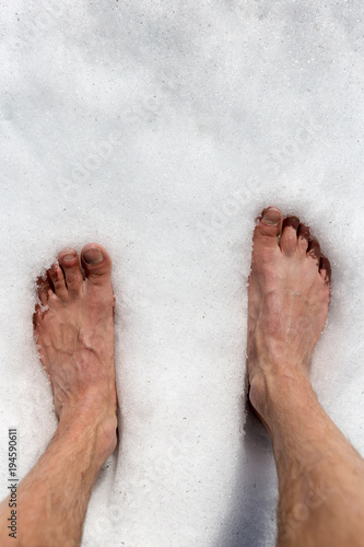 pieds dans la neige