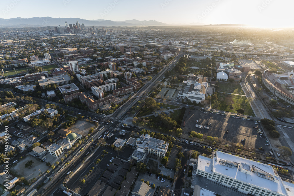Obraz premium Aerial view of Exposition Park, University of Southern California campus, and neighborhoods south of downtown Los Angeles in Southern California.