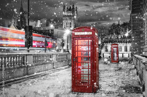 Photography Klassisch, rote Telefonzellen in London bei Nacht mit Schnee