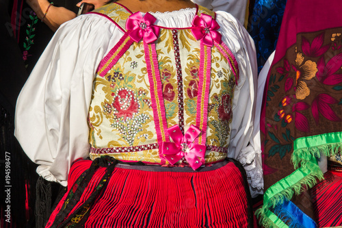 SELARGIUS, ITALIA - SETTEMBRE 8, 2013: Antico matrimonio selargino, dettaglio di un costume tradizionale sardo - Sardegna