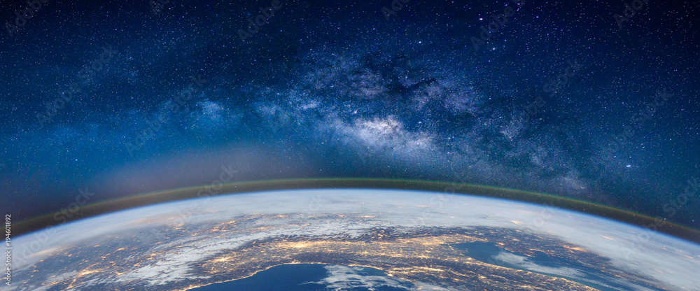 Naklejka premium Krajobraz z galaktyką Drogi Mlecznej. Widok Ziemi i Aurory z kosmosu w galaktyce Drogi Mlecznej. (Elementy tego zdjęcia dostarczone przez NASA)