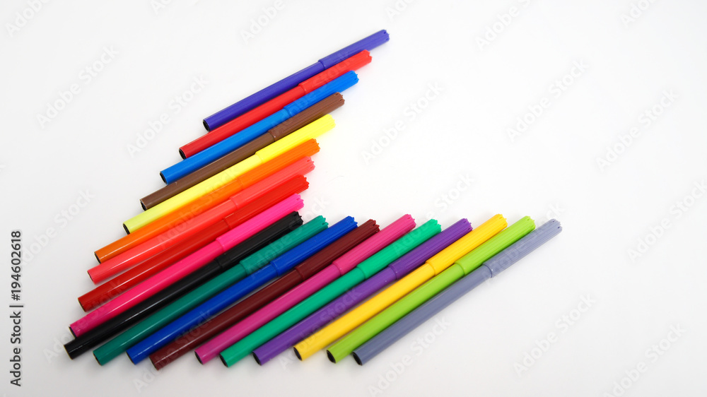 Fototapeta premium multi-colored felt-tip pens on the white isolated background, 18 colors.