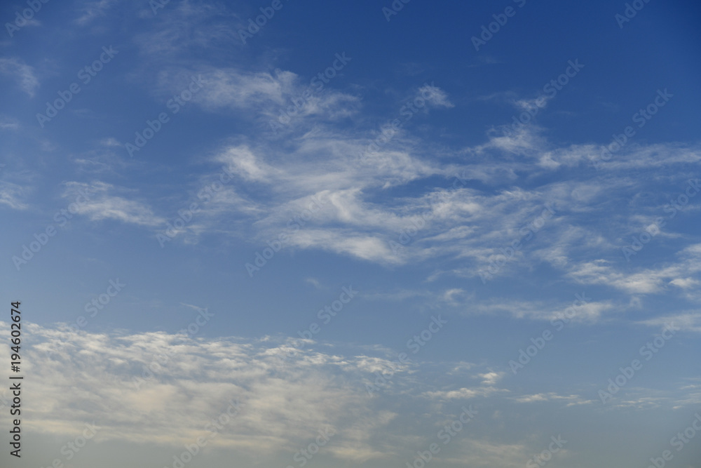 青空と雲「空想・雲のモンスターたち」流される人生、風に流されて、流れる、漂う、漂流する想いなどのイメージ