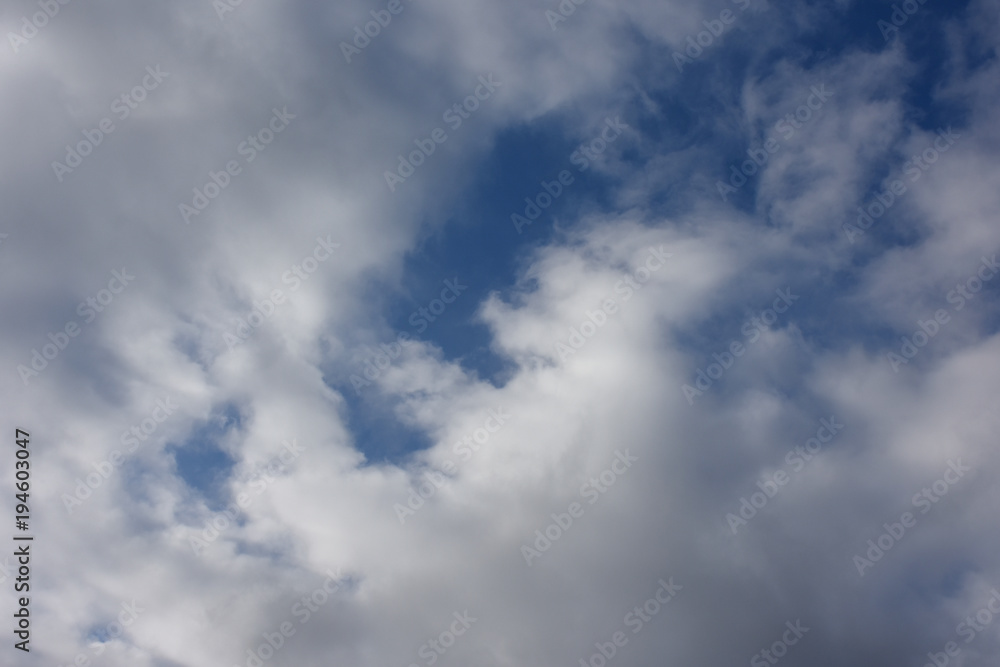 青空と雲「空想・雲のモンスターたち」力を合わせる、四兄弟、息の合った、静かな時間、穏やかなどのイメージなど