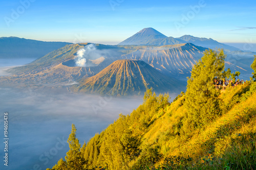 Indonésie, Java, Mont Bromo : Lever de soleil sur les volcans Batok, Bromo et Semeru.