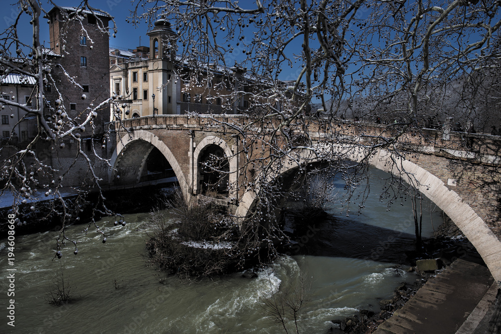 Ponte Fabricio a Roma presso l'Isola Tiberina col fiume Tevere