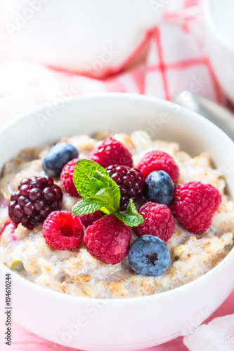 Oatmeal porrige with milk and berries.