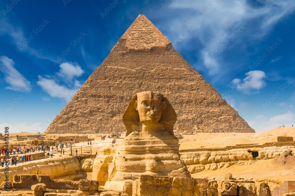 Fototapeta premium Egipski sfinks. Kair. Giza. Egipt. Tło podróży. Pomnik architektury. Groby faraonów. Tapeta tło wakacje wakacje