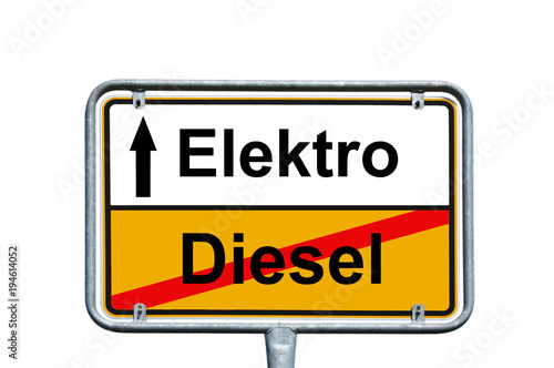 Diesel / Ortsschild mit den Worten Diesel und Elektro © PhotographyByMK
