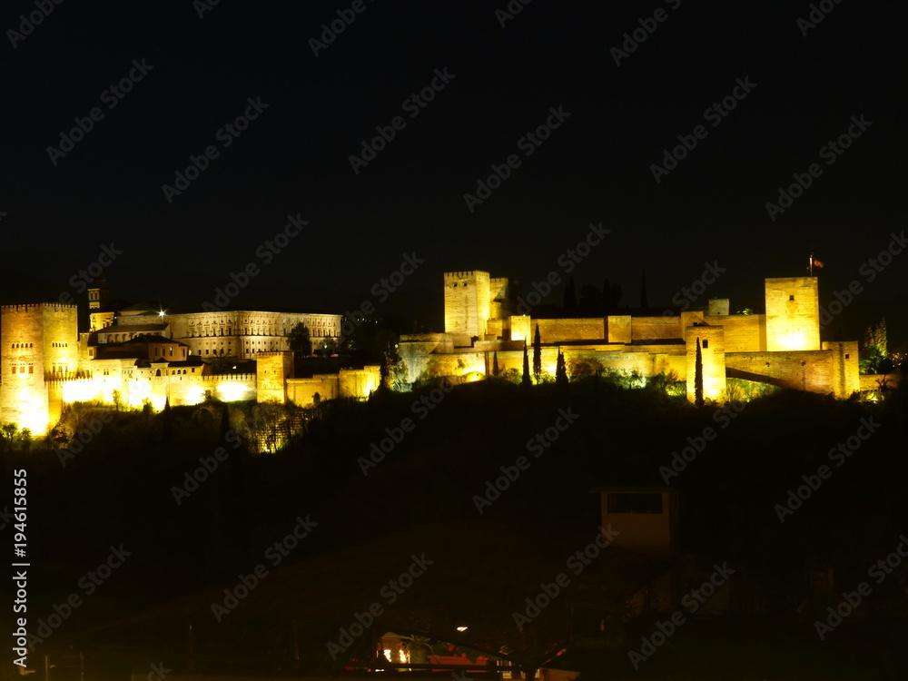 La Alhambra de Granada de noche,,ciudad y palacios andalusi en Granada, en la comunidad autónoma de Andalucía (España)