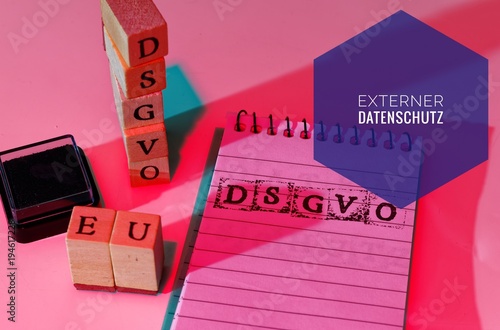 Block und Bauklötze mit der Aufschrift DSGVO EU (Datenschutzgrundverordnung und externer Datenschutz) in englisch GDPR (General Data Protection Regulation, external privacy) 