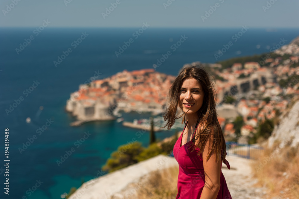 Φωτογραφία Laughing young woman-traveler having a good time visiting the city of Dubrovnik in Croatia