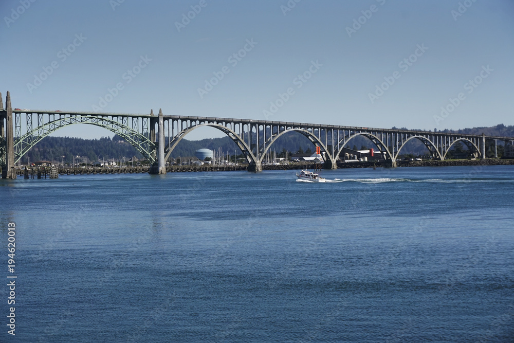 Fototapeta premium Yaquina Bay bridge for route 101 in Newport, Oregon