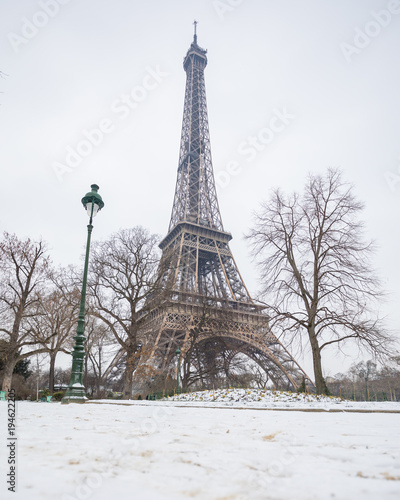 Fototapeta Naklejka Na Ścianę i Meble -  Paris under the snow MArch 1st 2018