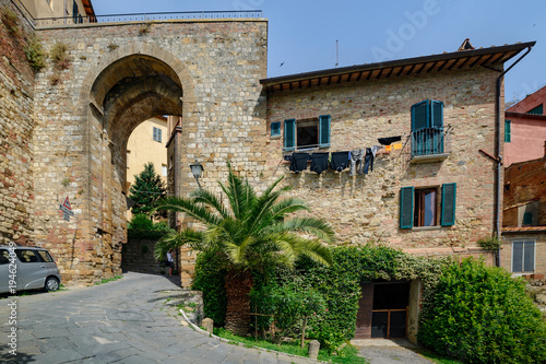 Fototapeta Naklejka Na Ścianę i Meble -  landscapes of tuscany - Montepulciano