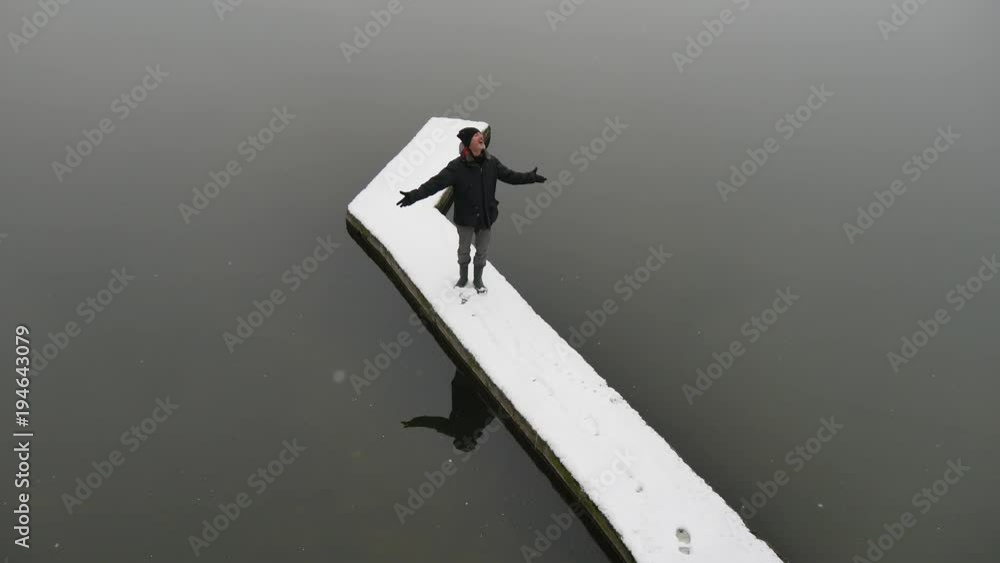Ragazzo felice sul molo del lago in inverno Ragazzo felice sul molo del lago in inverno