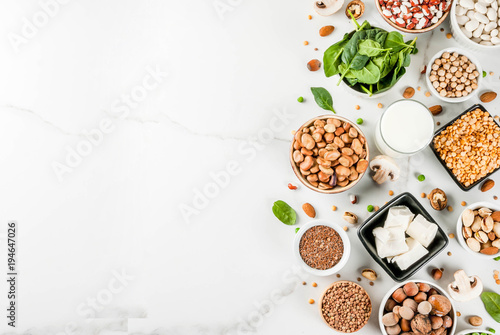 Fotografia Healthy diet vegan food, veggie protein sources: Tofu, vegan milk, beans, lentils, nuts, soy milk, spinach and seeds