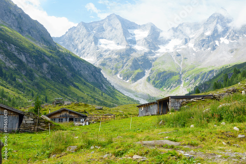 Almh  tte mit Milchkannen in den Bergen