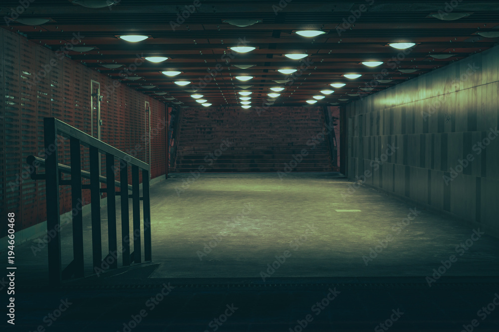 Obraz premium Central marketplace at night time. Isolated territory filled with trading stands and lighten by city lights. Spooky and abandoned atmosphere in urban market territory. 