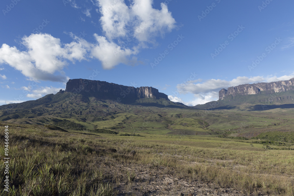 Fototapeta premium Mount Roraima and Kukenan Tepui, Canaima National Park.