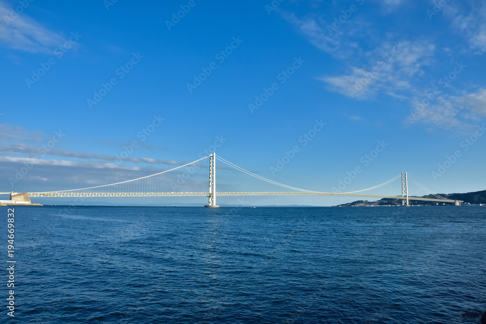 Fototapeta premium 兵庫 明石海峡大橋と青空