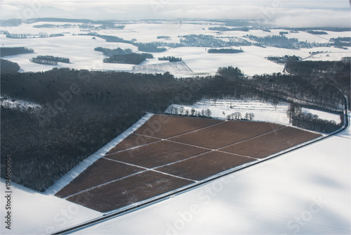 vue aérienne de champs sous la neige près de Sailly dans les Yvelines en France