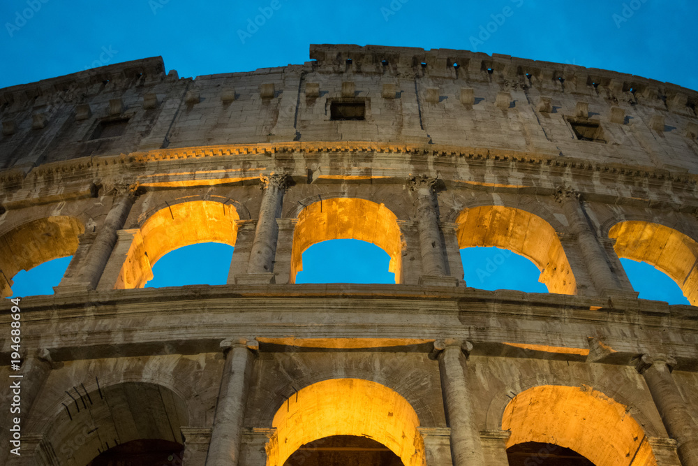 Obraz premium Colosseum at night