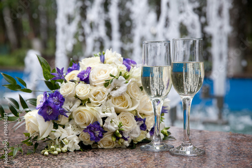 бокалы с шампанским и свадебный букет
