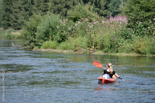 Kayak loisir vacances sport femme vert paysage Semois Wallonie Belgique Europe