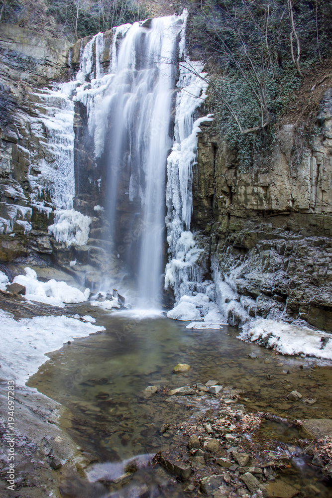 Obraz premium Frozen waterfall in winter