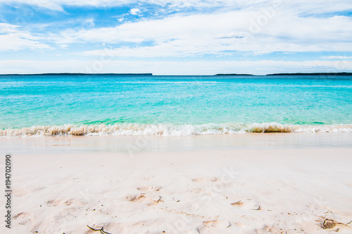 Fototapeta Naklejka Na Ścianę i Meble -  Beautiful tropical white sand beach in blue lagoon and blue sky space. Australia, Hyams Beach, NSW