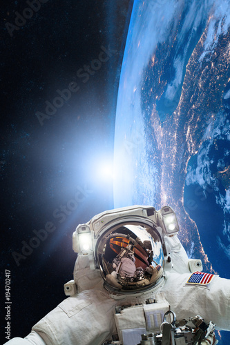 Fotografia Astronaut in outer space on background of the Earth
