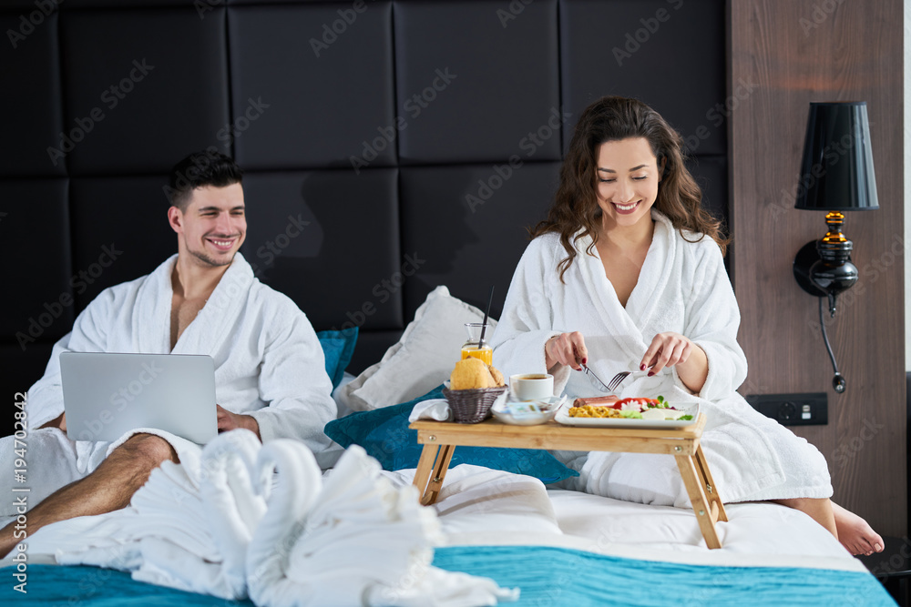 Obraz premium Breakfast in bed, cozy hotel room