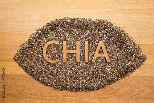 Chia Samen auf Holz mit Wort