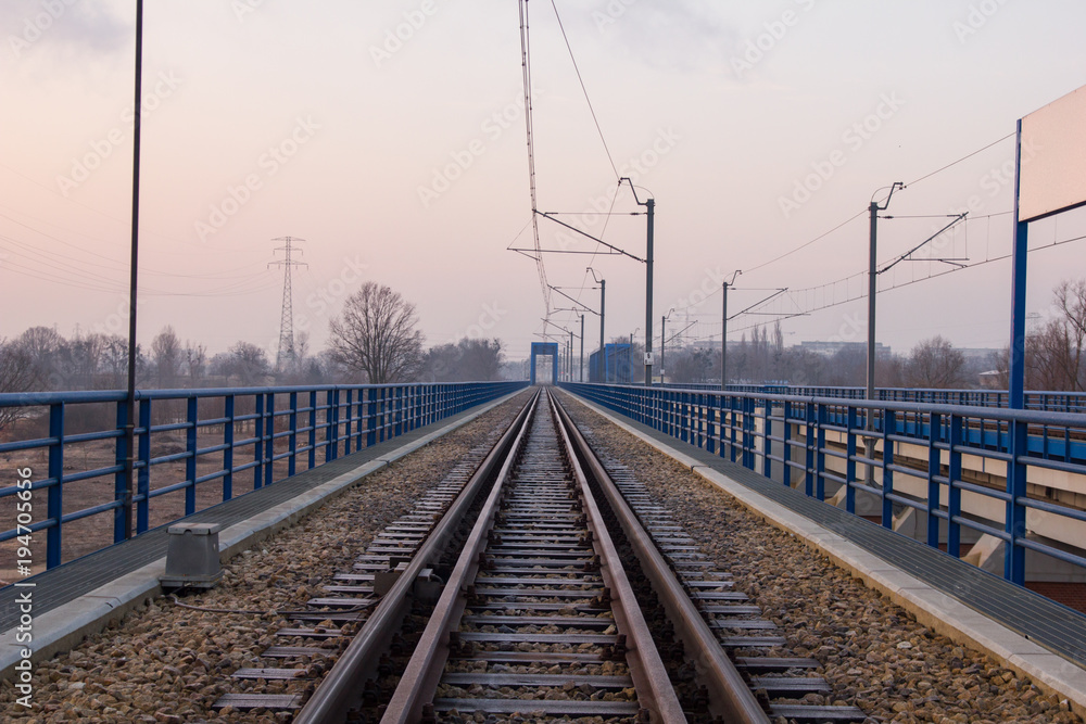 Puste tory kolejowe prowadzące za horyzont