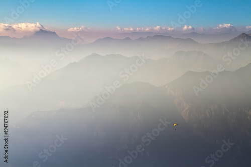 Paraglider vor Bergpanorama am Monte Baldo