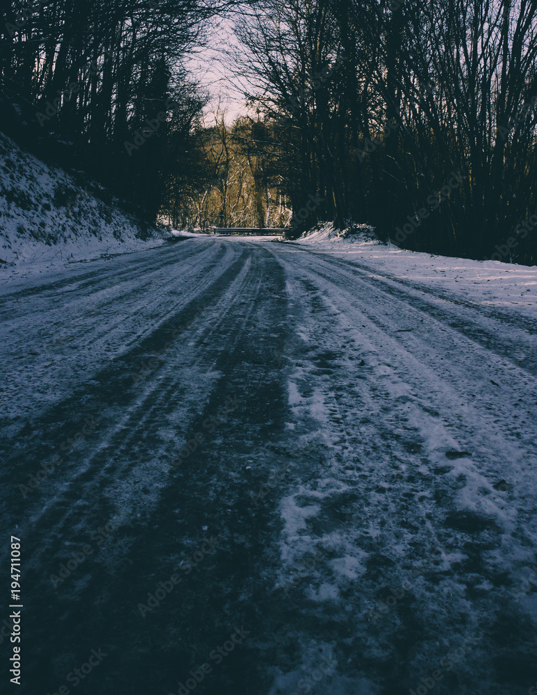 Obraz premium Strada innevata