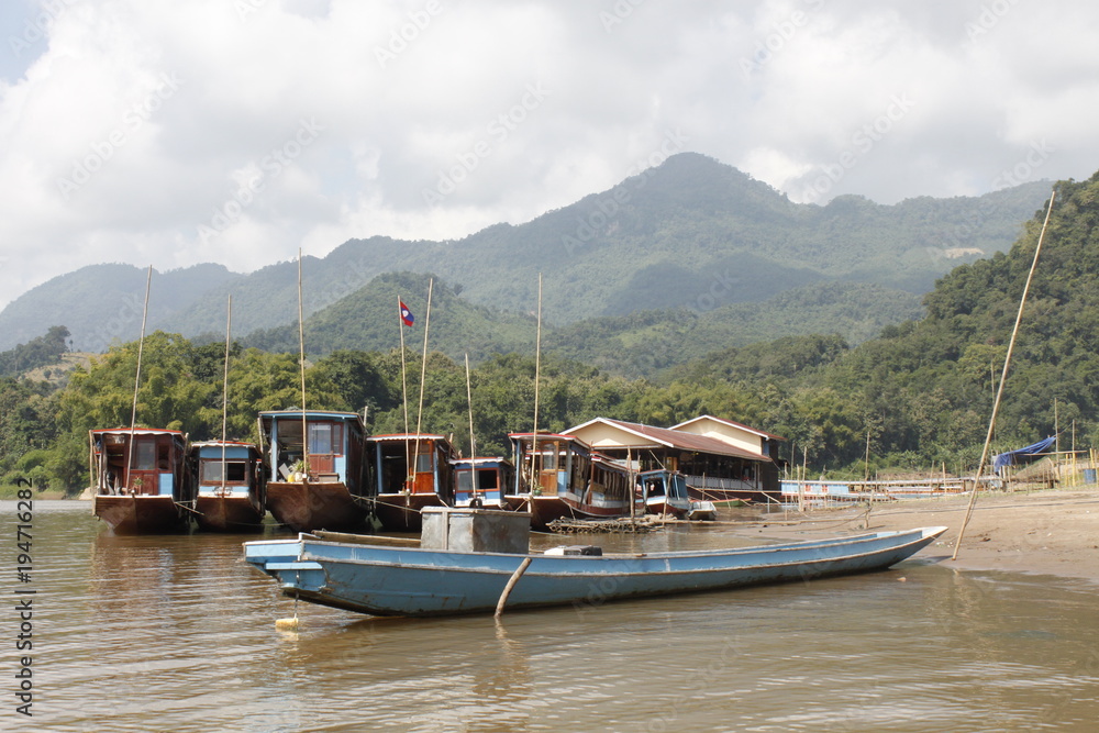 Langboot in Laos