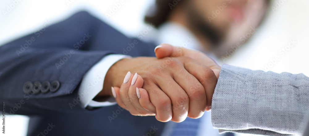 Obraz premium Businessmen handshaking after successful business meeting