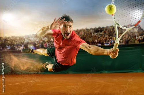 Obraz Jeden skaczący gracz, kaukaski sprawny mężczyzna, grający w tenisa na ziemnym korcie z widzami